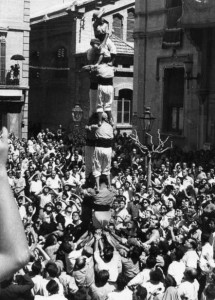 24-8-1951: torre de sis a la plaça de l’Ajuntament a càrrec de la Colla Vella de Valls a la Sortida d’Ofici