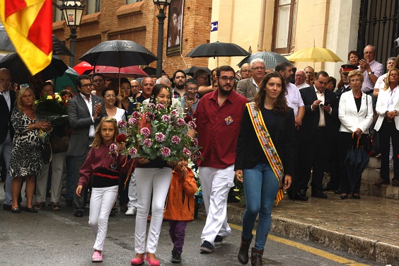 Ofrena floral de l'any passat de la Colla Jove de Castellers de Sitges